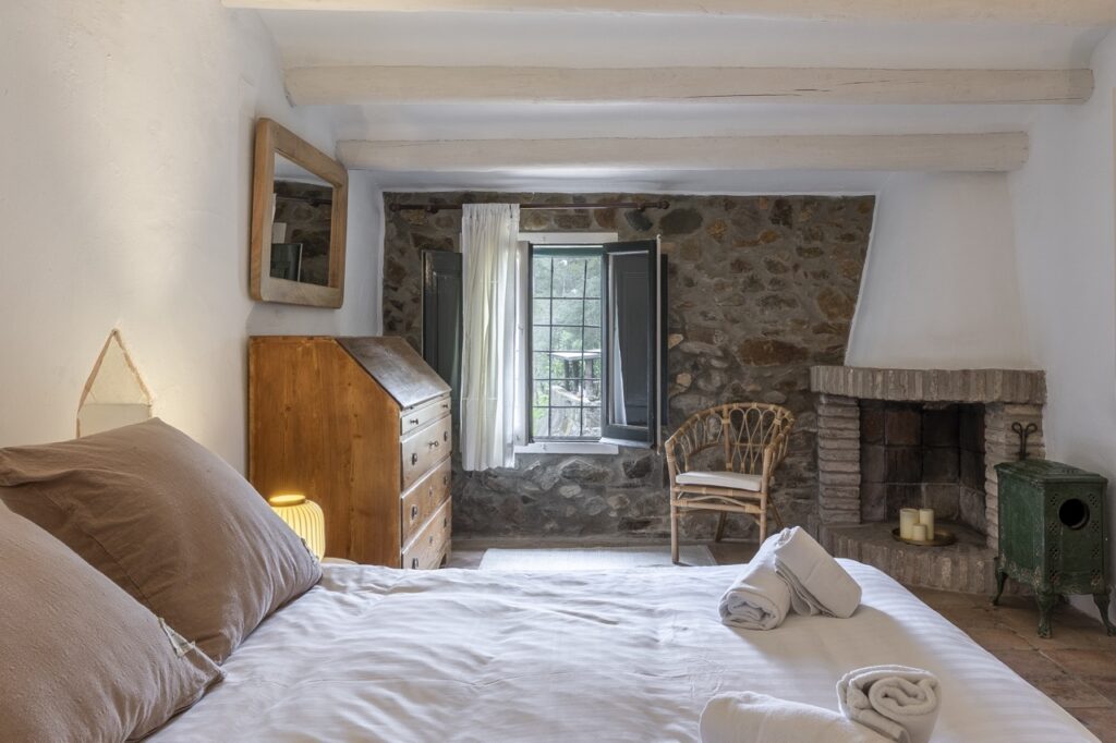 casa con chimenea en la costa brava